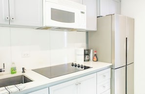 Private kitchen - Ismael Rivera Villa 1 Ocean Park 4bd-2b (San Juan)