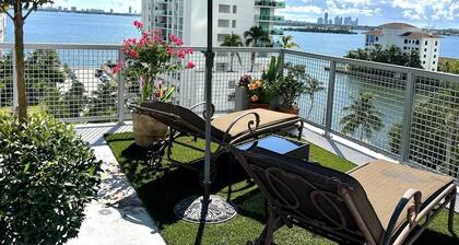 Penthouse, Waterviews, Private Rooftop, Free Parking,Vibrant Miami neighborhood