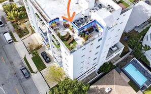 An aerial view of a corner penthouse rooftop with a pool and outdoor seating area. - Penthouse, Waterviews, Private Rooftop, Free Parking,Vibrant Miami neighborhood (Miami)