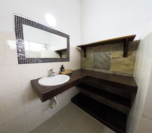 Serviettes fournies, savon, papier de toilette
