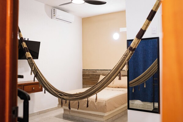 2 bedrooms, WiFi, bed sheets - Centrally located private home with A/C, King bed and WiFi (Zihuatanejo)