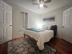 2 bedrooms, desk, WiFi (free), bed sheets