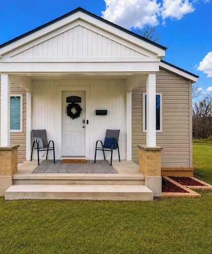 Charming 2BR 2BA Home in Town • 2 Mi to Ward Lake Trails & Talimena Drive