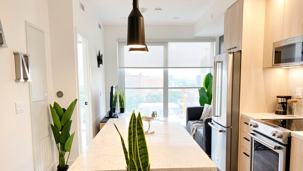 Private kitchen - Modern 1BR Apt with Stunning Views and Pool Access (Toronto)