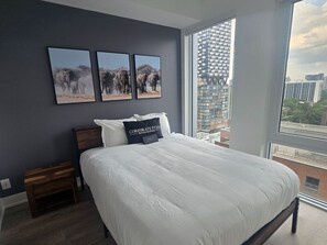 Room - Elegant 2BR Toronto Rental with Panoramic Views & Pool (Toronto)