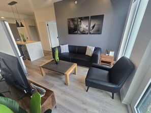 Living area - Elegant 2BR Toronto Rental with Panoramic Views & Pool (Toronto)