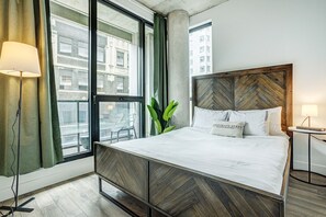 2 makuuhuonetta, työpöytä, silitysrauta/-lauta, vauvan matkasänky