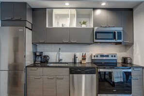 Fridge, microwave, stovetop, dishwasher