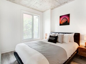 2 Schlafzimmer, Schreibtisch, Bügeleisen/Bügelbrett, Reisekinderbett