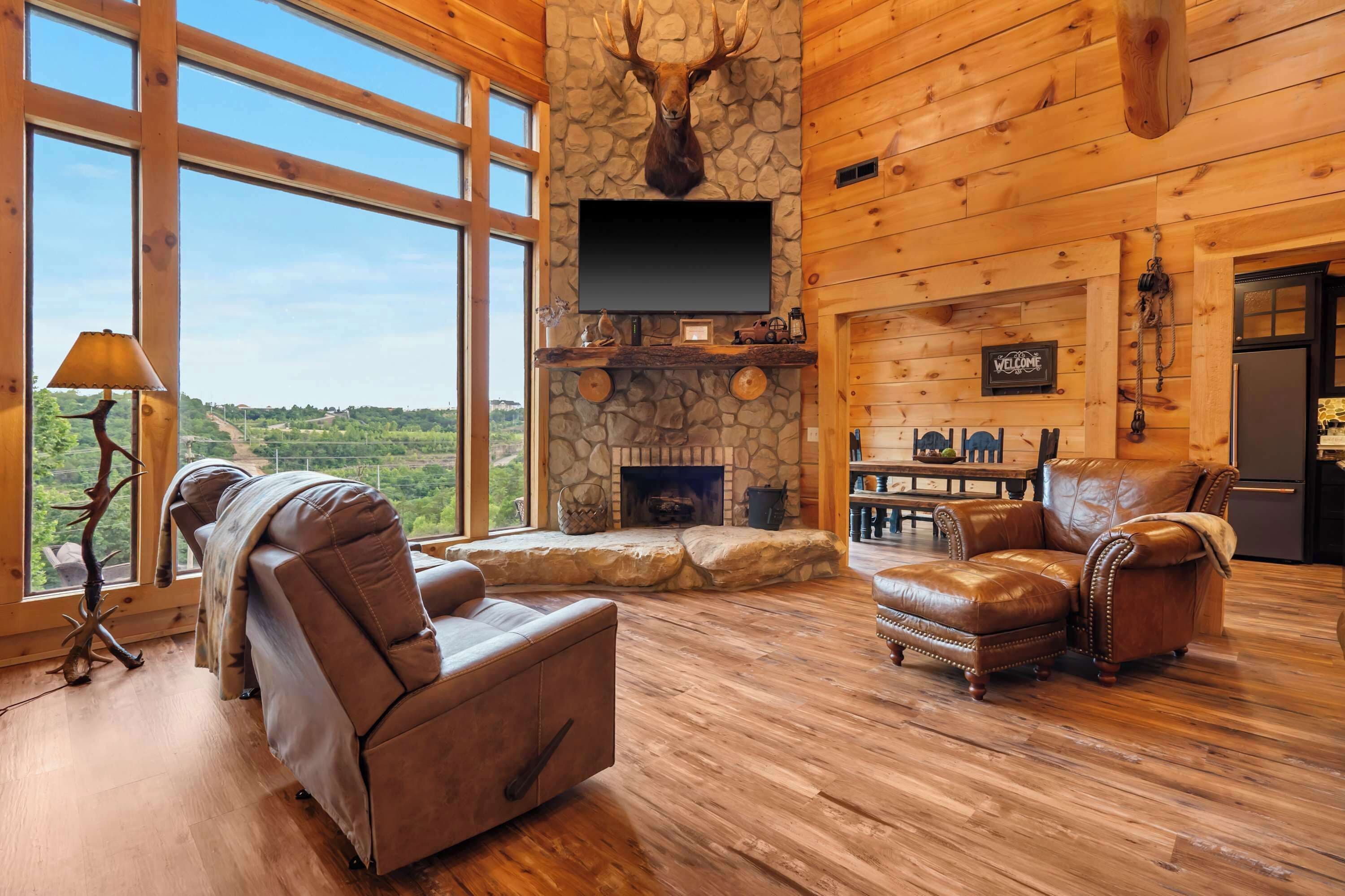 小屋, 多張床, 熱水浴缸, 花園景觀 (Antler Summit Trio) | 起居區 | 42-吋平面電視，提供數位頻道