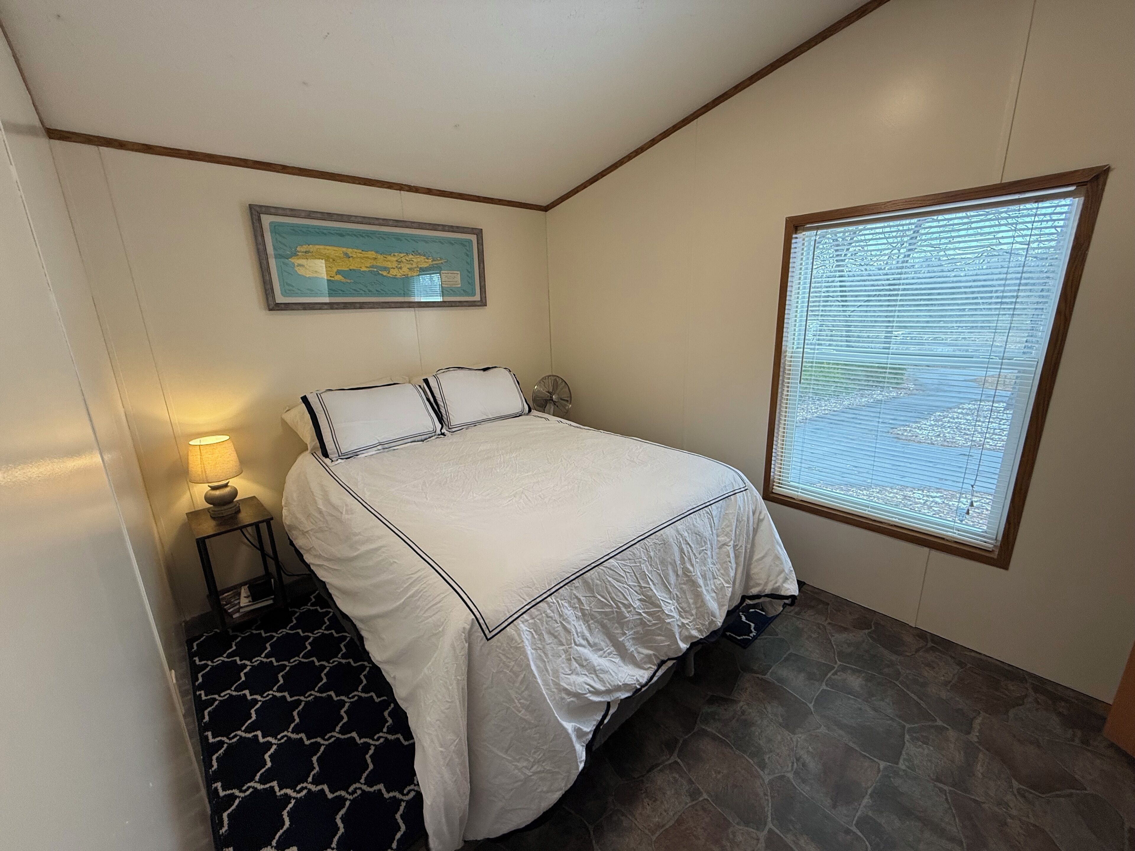 Tabla de planchar con plancha, wifi, ropa de cama