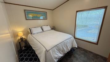 Tabla de planchar con plancha, wifi, ropa de cama