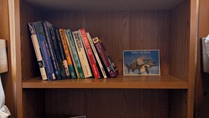 Een houten boekenkast met boeken en tijdschriften.