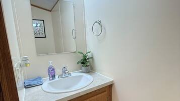 Haartrockner, Handtücher, Seife, Toilettenpapier