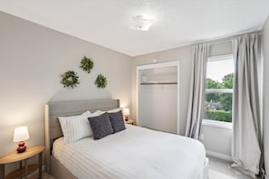 3 habitaciones, tabla de planchar con plancha, wifi y ropa de cama
