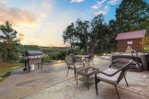 Outdoor dining - Antlers Lodge - Cabin for 4 (Branson)