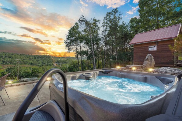小屋, 1 張加大雙人床和 1 張沙發床, 熱水浴缸, 山景 (Antlers Lodge) | 室外 Spa 池