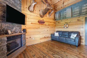Cabin, 1 giường cỡ queen và sofa giường, bồn tắm nước nóng, quang cảnh núi (Antlers Lodge) | Khu phòng khách | TV màn hình phẳng 42-inch có truyền hình kỹ thuật số, lò sưởi 