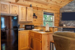 Cabin, 1 giường cỡ queen và sofa giường, bồn tắm nước nóng, quang cảnh núi (Antlers Lodge) | Bếp riêng | Tủ lạnh, lò vi sóng, dụng cụ pha cà phê/trà 