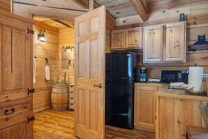 小屋, 1 張加大雙人床和 1 張沙發床, 熱水浴缸, 山景 (Antlers Lodge) | 私人廚房 | 電冰箱、微波爐、咖啡機/沖茶器