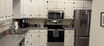 Charming 3 Bedroom House Just Minutes Away From Campus - Includes Parking Pass