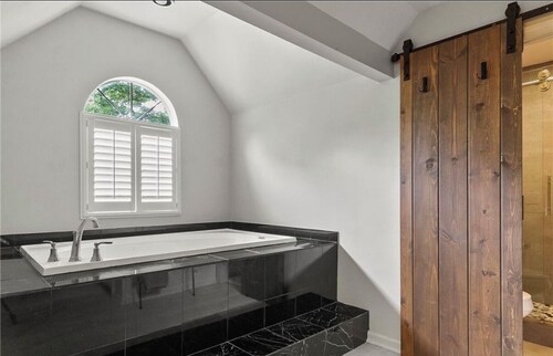 Charming 3 Bedroom House Just Minutes Away From Campus - Includes Parking Pass