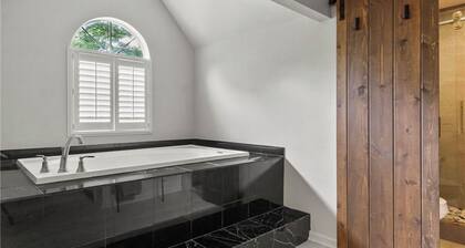 Charming 3 Bedroom House Just Minutes Away From Campus - Includes Parking Pass