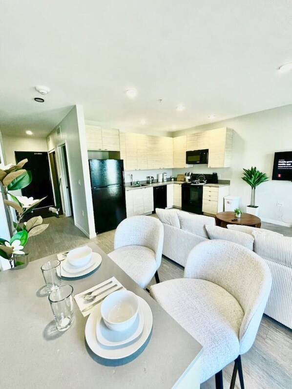 Geladeira, micro-ondas, fogão, cooktop