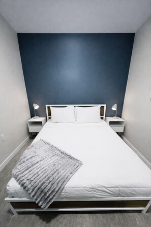 2 bedrooms, desk, iron/ironing board, free WiFi - Your home away from home (Des Moines)