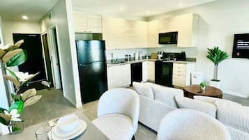 Køleskab, mikrobølgeovn, ovn, kogeplade