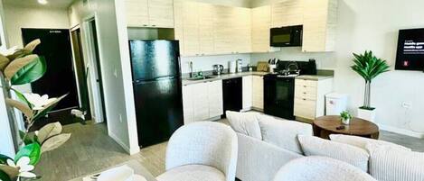 Kühlschrank, Mikrowelle, Ofen, Herdplatte