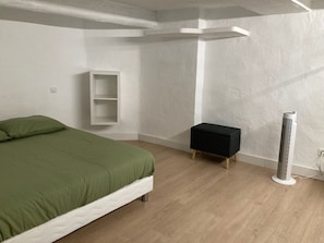 2 chambres, fer et planche à repasser, Wi-Fi, draps fournis
