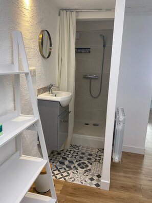 Shower, hair dryer, towels, soap - Renovated apartment in the center of town (Aix-en-Provence)