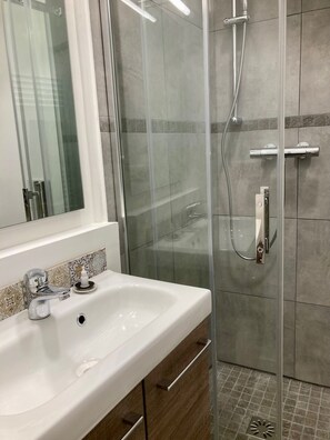Shower, hair dryer, towels, soap - Renovated apartment in the center of town (Aix-en-Provence)