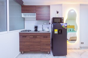Superior Studio | Private kitchen | Dishwasher, cookware/dishes/utensils