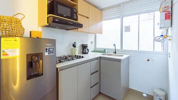 Premium Apartment | Private kitchen | Dishwasher, cookware/dishes/utensils