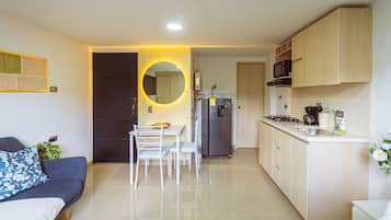 Deluxe Studio | Private kitchen | Dishwasher, cookware/dishes/utensils