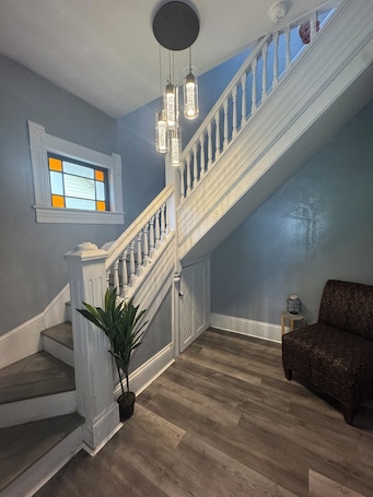 Innenbereich. 2-bedroom apartment close to uptown Creston with WiFi and off street parking.