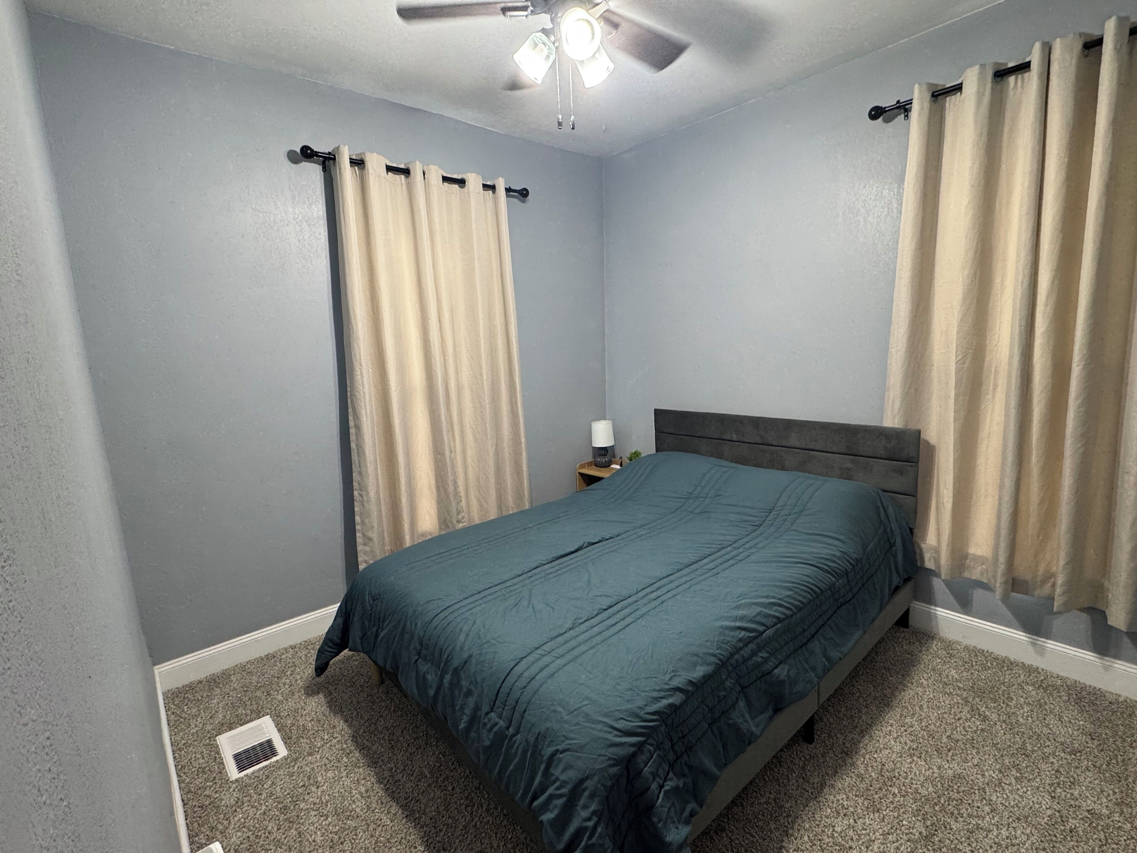 2 habitaciones, tabla de planchar con plancha, wifi y ropa de cama 