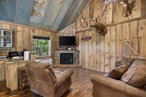 Cabane, 1 grand lit et 1 canapé-lit, bain à remous, vue montagne (Antlers Point) | Coin séjour