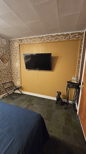 Room - Charming motel in Powder River WY
Located minutes from Hells Half Acre must see (Casper)