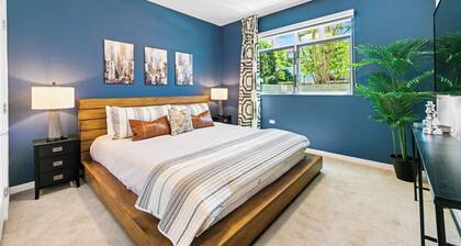 Modern 2BR + Den ,3 Queen beds w/ Pool & 2 Baths âą Sleeps 4â6