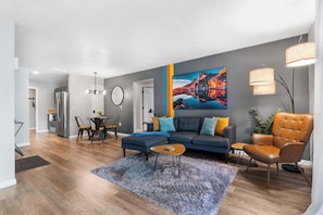 Condo, varias camas, patio, vista al jardín (Bigfoots' Bluff Retreat) | Área de sala de estar | Televisión de pantalla plana de 42 pulgadas con canales digitales