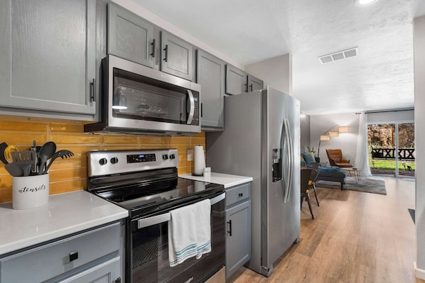 Condo, varias camas, patio, vista al jardín (Bigfoots' Bluff Retreat) | Cocina privada | Refrigerador, microondas, horno y parrilla de estufa
