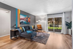 Condo, varias camas, patio, vista al jardín (Bigfoots' Bluff Retreat) | Área de sala de estar | Televisión de pantalla plana de 42 pulgadas con canales digitales