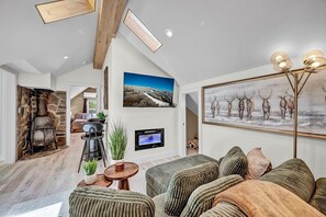 TV connectée, cheminée, espaces bureaux, écrans d'ordinateur