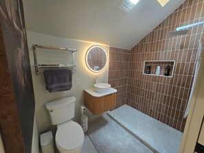 Douche, sèche-cheveux, serviettes fournies