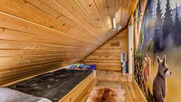 2 bedrooms, desk, iron/ironing board, WiFi (free)