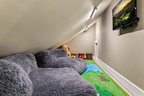 Smart TV, chimenea, oficina y monitor de computadora