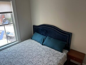 Desk, iron/ironing board, travel crib, WiFi - Comfy King Beds~5 min to Salem (Beverly)